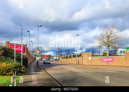 Le nuvole si radunano sul parco al dettaglio di Friern Bridge, vicino alla North Circular Road vicino a Friern Barnet, a North London, Regno Unito Foto Stock