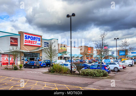 Le nuvole si radunano sul negozio Sports Direct presso il parco commerciale Friern Bridge, vicino alla North Circular Road vicino a Friern Barnett, nel nord di Londra, Regno Unito Foto Stock