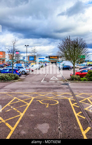 Le nuvole si radunano sul parco al dettaglio di Friern Bridge, vicino alla North Circular Road vicino a Friern Barnet, a North London, Regno Unito Foto Stock