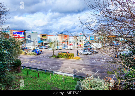 Le nuvole si radunano sul parco al dettaglio di Friern Bridge, vicino alla North Circular Road vicino a Friern Barnet, a North London, Regno Unito Foto Stock