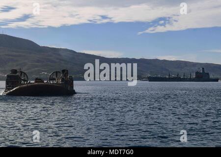 Il landing Craft Air Cushion è una classe di hovercraft anfibi della Marina degli Stati Uniti utilizzata per trasportare veicoli, merci e personale lungo le coste. Il 1 dicembre 2017, un LCAC dell'Assault Craft Unit 5 si preparò ad avvicinarsi ad un molo nella baia di Souda, in Grecia, mentre operava dalla USS San Diego (LPD 22) durante uno spiegamento della 6th Fleet. L'immagine di archivio registra il posizionamento del carrello vicino alla struttura di ancoraggio. Foto Stock