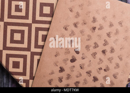 Busta di carta Kraft. Amore Busta lettera. Sfondo di legno. Busta con cuori. Rete sociale. Una vacanza confezione regalo. Dono con la lettera. Dono Foto Stock