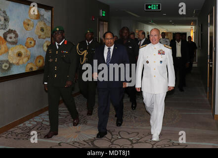 GEORGETOWN, Guyana - Da sinistra, Briga. Gen. Patrick West, Guyana Capo di Stato Maggiore della Difesa, Guyana il Primo Ministro Mosè Nagamootoo, E DEGLI STATI UNITI Navy Adm. Kurt Tidd, comandante della U.S. Comando Sud (SOUTHCOM), accompagnare ogni altro per la cerimonia di apertura per il 2017 le nazioni dei Caraibi per la Conferenza sulla sicurezza (CANSEC) Dic. 6 in Georgetown, Guyana. CANSEC è un annuale SOUTHCOM-sponsorizzato la sicurezza regionale forum per il dialogo fra i capi di stato maggiore della difesa e della sicurezza pubblica ministri volti a esaminare le minacce alla stabilità dei Caraibi e migliorando la sicurezza regionale di cooperazione. Quest'anno, Guyana divenne il primo Foto Stock