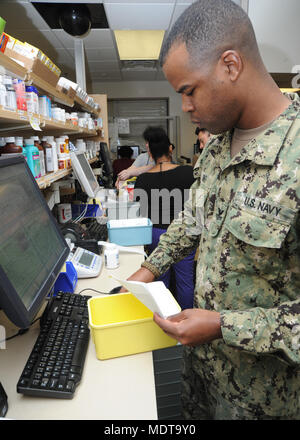 171206-N-KA456-002 PENSACOLA, Fla. (dec. n. 6, 2017) Ospedale Corpsman 2a classe Eric King, un certificato tecnico di farmacia presso l'ospedale navale Pensacola, riempie una prescrizione all'ospedale navale Pensacola principale della farmacia. Pharmacy technician riconosce che un individuo ha incontrato qualifiche predeterminato in un area professionale della pratica e la certificazione consente ai tecnici di lavorare in modo più efficace con i farmacisti per offrire sicura ed efficace per la cura del paziente e del servizio. (U.S. Foto di Marina di Massa lo specialista di comunicazione 1a classe James Stenberg / rilasciato) Foto Stock