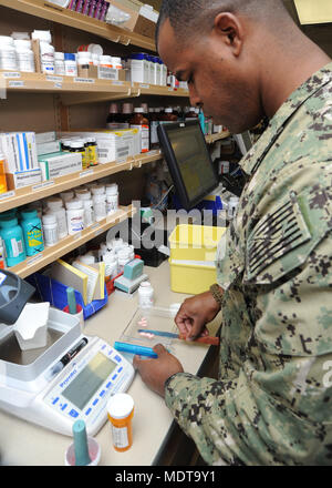 171206-N-KA456-003 PENSACOLA, Fla. (dec. n. 6, 2017) Ospedale Corpsman 2a classe Eric King, un certificato tecnico di farmacia presso l'ospedale navale Pensacola, riempie una prescrizione all'ospedale navale Pensacola principale della farmacia. Pharmacy technician riconosce che un individuo ha incontrato qualifiche predeterminato in un area professionale della pratica e la certificazione consente ai tecnici di lavorare in modo più efficace con i farmacisti per offrire sicura ed efficace per la cura del paziente e del servizio. (U.S. Foto di Marina di Massa lo specialista di comunicazione 1a classe James Stenberg / rilasciato) Foto Stock