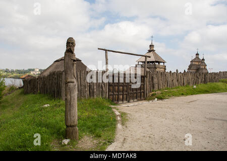 Zaporizhia - Ucraina, Maggio 02, 2015: la protezione di legno fortificazioni nel Museo di Cosacchi Zaporizhian sull isola di Khortytsia, Ucraina Foto Stock