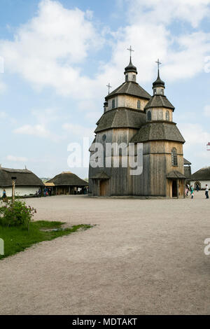 Zaporizhia - Ucraina, Maggio 02, 2015: la chiesa in legno nel Museo di Cosacchi Zaporizhian sull isola di Khortytsya Foto Stock