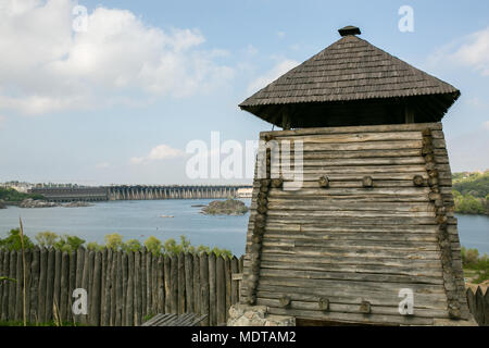 Zaporizhia - Ucraina, Maggio 02, 2015: la torre di legno e fortificazioni di protezione nel Museo di Cosacchi Zaporizhian sull isola di Khortytsia Foto Stock