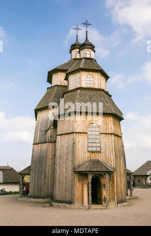 Zaporizhia - Ucraina, Maggio 02, 2015: la chiesa in legno nel Museo di Cosacchi Zaporizhian sull isola di Khortytsya Foto Stock