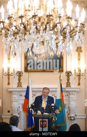 Ambasciatore russo nel Regno Unito Alexander Vladimirovich Yakovenko intervenendo a una conferenza stampa presso l'Ambasciata russa a Londra. Foto Stock