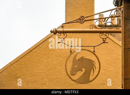 Oro segno jabberwocky al di fuori di soft play center, Haddington Town Center, East Lothian, Scozia, Regno Unito Foto Stock