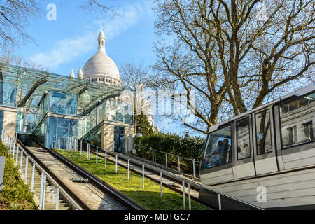 La funicolare di Montmartre rende possibile andare su per la collina fino alla basilica del Sacro Cuore in pochi secondi senza salendo i 222 gradini scale. Foto Stock