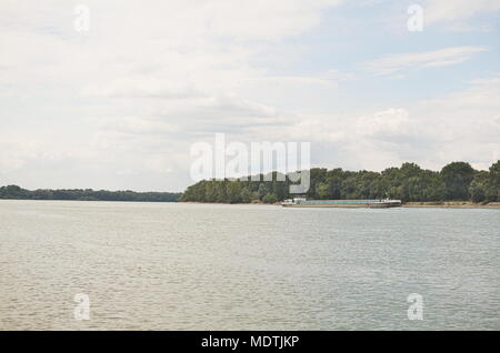 Chiatta lungo il Danubio in un giorno di estate Foto Stock