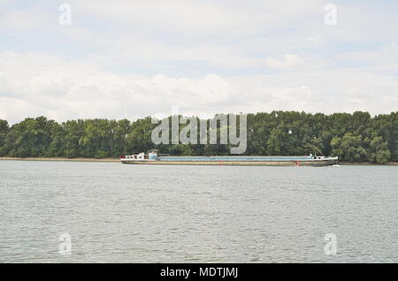 Chiatta lungo il Danubio in un giorno di estate Foto Stock