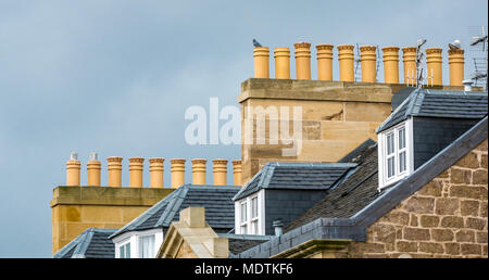 Primo piano vista camino pentole su vecchi edifici in pietra con tetto in ardesia e finestre dormitori, Haddington, East Lothian, Scozia, Regno Unito Foto Stock