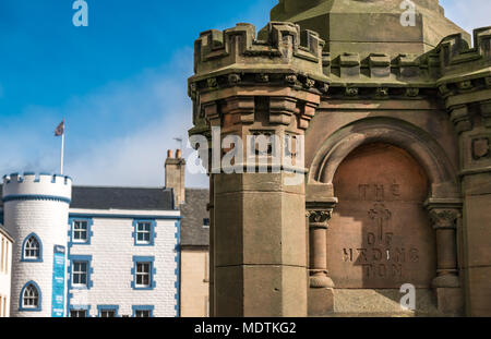 Dettaglio di iscrizione del mercat o mercato croce, High Street, Haddington, East Lothian, con il vecchio edificio bianco e blu in background Foto Stock