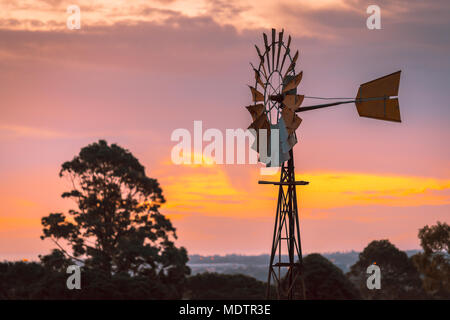 Mulino a vento al tramonto nella zona rurale del Sud Australia Foto Stock