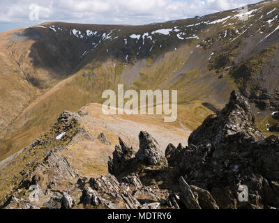 Foel Grach visto attraverso Cwm Caseg e Cwm Bychan da nord est crinale di Yr Elen, Carneddau mountains, Snowdonia Foto Stock