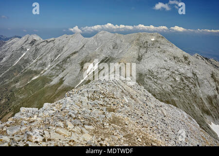 Vista panoramica dal Vihren da picco a picco Kutelo, montagna Pirin, Bulgaria Foto Stock