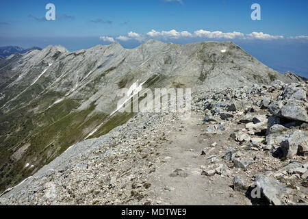 Vista panoramica dal Vihren da picco a picco Kutelo, montagna Pirin, Bulgaria Foto Stock