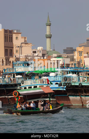 La popolazione locale che attraversa il Torrente di Dubai su un abra, Deira, Dubai, Emirati Arabi Uniti, Medio Oriente Foto Stock