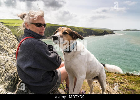 Passeggiate con il cane su Foel y Mwnt con Ceredigion costa e Cardigan Bay in background Foto Stock