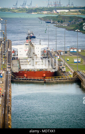 Il primo blocco del canale di Panama dall'Oceano Atlantico. Foto Stock