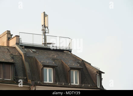 Zurigo, Svizzera - 7 March 2014: telefono cellulare antenna sulla cima di un appartamento in una zona residenziale di Zurigo, Svizzera. Gli scienziati avvertono ab Foto Stock