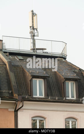 Zurigo, Svizzera - 7 March 2014: telefono cellulare antenna sulla cima di un appartamento in una zona residenziale di Zurigo, Svizzera. Gli scienziati avvertono ab Foto Stock