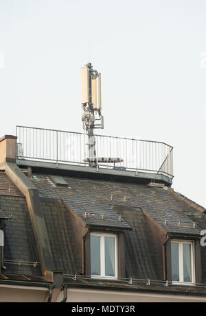 Zurigo, Svizzera - 7 March 2014: telefono cellulare antenna sulla cima di un appartamento in una zona residenziale di Zurigo, Svizzera. Gli scienziati avvertono ab Foto Stock