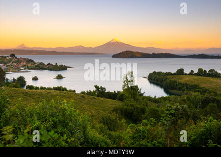 Vista di Puerto Octay presso le rive del Lago Llanquihue, con il vulcano Osorno e Puntiagudo Vulcano nel retro, X Regione de Los Lagos, Cile Foto Stock