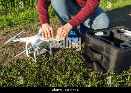 Voli quadcopter all'aperto, drone immagini aeree e tech hobby, concetto di ricreazione - quadrocopter preparazione del volo, un insieme di attrezzature, una speci Foto Stock