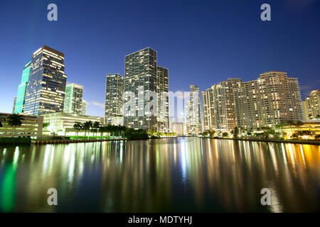 Skyline del centro e Brickell Key di notte, Miami, Florida, Stati Uniti d'America Foto Stock