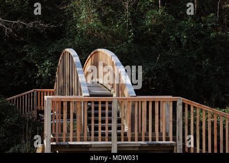 28 in una serie di 32, la costruzione di una passerella di legno, il ponte completata. Foto Stock