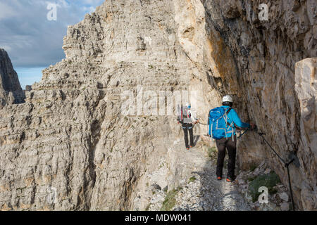 Coppia di scalatori camminando sulla sporgenza stretta. Foto Stock