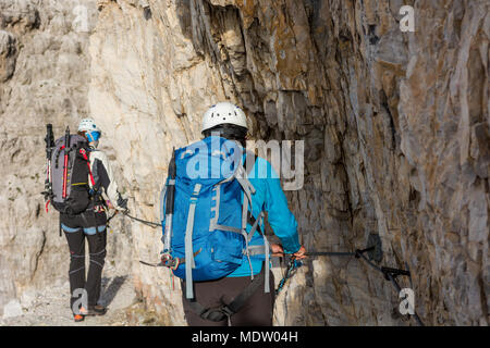Coppia di scalatori camminando sulla sporgenza stretta. Foto Stock