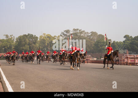 Blocco del nord, Nuova Delhi, India, 26 Gennaio 2018: soldati dell esercito indiano marciando a Rajpath 'King's Way' un cerimoniale di boulevard come essi prendono parte in r Foto Stock