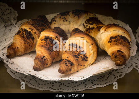 Cornetti freschi sulla piastra bianca. Il francese tradizionale sfoglia. Prima colazione in hotel smorgasbord. Foto Stock