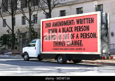 Pubblicità van con la pistola violenza statistiche concernenti il secondo emendamento. Marzo per la nostra vita di rally pistola contro la violenza su Marzo 24, 2018 a Washington, DC. Foto Stock