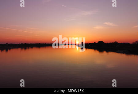 Colorato arancione tramonto sul fiume Danubio, Komarom, Ungheria Foto Stock