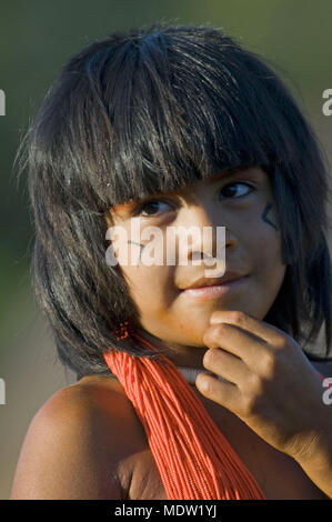 Ragazza Aiha Villaggio - etnica Kalapalo Foto Stock