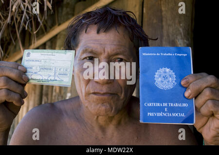 Kalapalo indio con la registrazione degli elettori e licenza professionale - Parco indigeno dello Xingu Foto Stock
