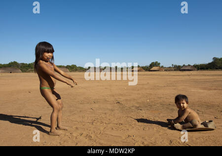 Giochi per bambini villaggio Aiha Kalapalo - Parco indigeno dello Xingu Foto Stock