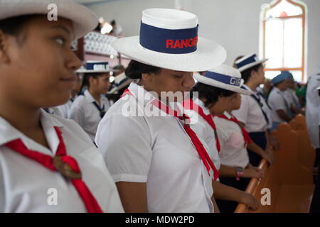 Servizio in chiesa con brownies, ragazzi Scout e Rangers di presenze, in Avarua Isole Cook, il 12 novembre 2017. Foto Stock