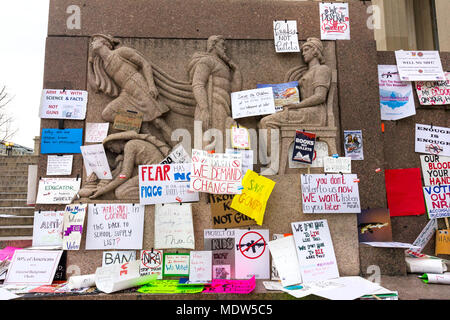 Dopo il rally molti segni di protesta sono state lasciate in prossimità dei tribunali. Marzo per la nostra vita di rally pistola contro la violenza su Marzo 24, 2018 a Washington, DC. Foto Stock