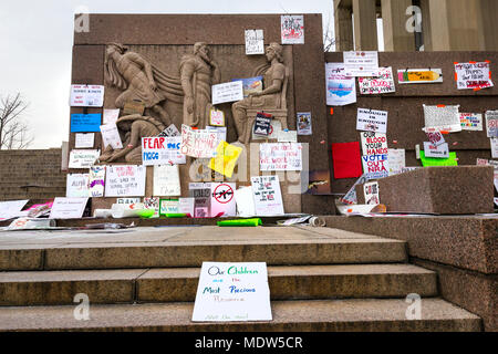 Dopo il rally molti segni di protesta sono state lasciate in prossimità dei tribunali. Marzo per la nostra vita di rally pistola contro la violenza su Marzo 24, 2018 a Washington, DC. Foto Stock