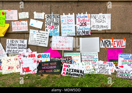 Dopo il rally molti segni di protesta sono state lasciate in prossimità dei tribunali. Marzo per la nostra vita di rally pistola contro la violenza su Marzo 24, 2018 a Washington, DC. Foto Stock