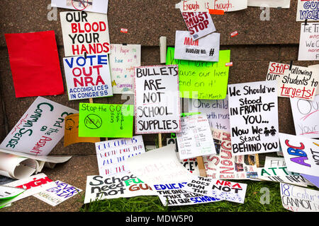 Dopo il rally molti segni di protesta sono state lasciate in prossimità dei tribunali. Marzo per la nostra vita di rally pistola contro la violenza su Marzo 24, 2018 a Washington, DC. Foto Stock