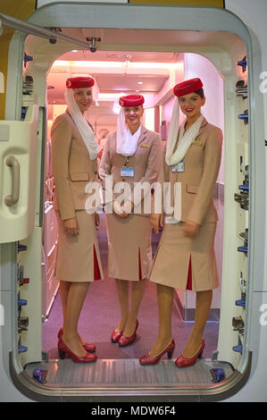 DUBAI, Emirati Arabi Uniti - 22 novembre 2015: Emirates cabin crew famigli a bordo di un Airbus A380. Foto Stock