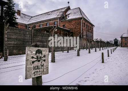 Oswiecim / Polonia - 02.15.2018: caserma di mattoni, case di blocco del campo di concentramento di Auschwitz Museum. Foto Stock